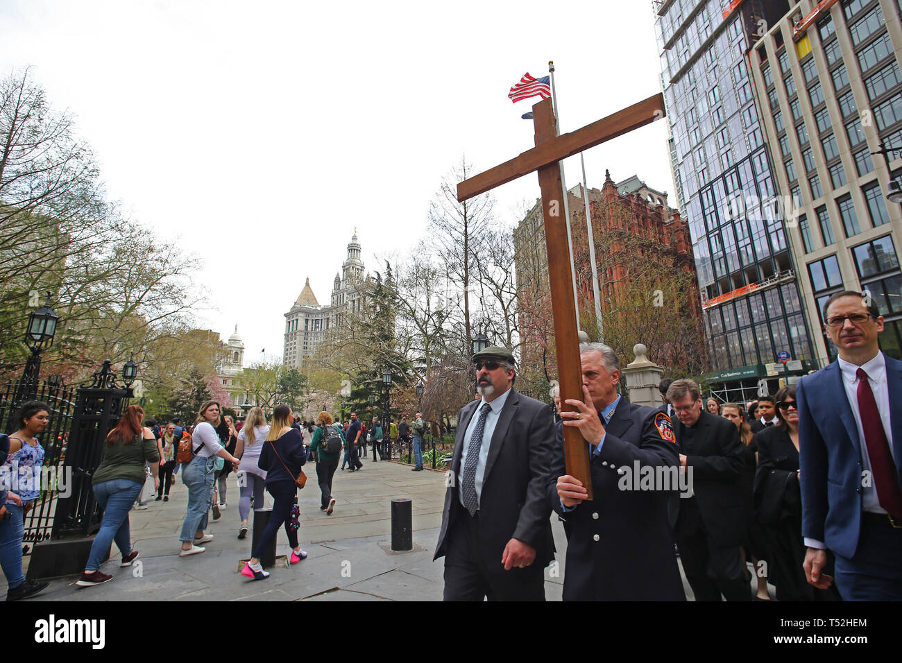 La XXIV edizione della Via Crucis processione dalla Cattedrale di San Giacomo nel centro di Brooklyn a Ground Zero di Lower Manhattan. Portando la processione è stato il Vescovo della Diocesi di Brooklyn & Queens Nicholas DiMarzio. Per tradizione la processione si arresta in corrispondenza del ponte di Brooklyn Bridge della torre di Manhattan, City Hall & Ground Zero per le preghiere e gli inni e meditazione prima di terminare presso la chiesa di San Giacomo su Barclay & Chiesa strade di Manhattan. (Foto di Andy Katz/Pacific Stampa) Foto Stock
