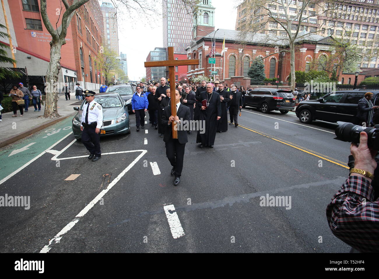 La XXIV edizione della Via Crucis processione dalla Cattedrale di San Giacomo nel centro di Brooklyn a Ground Zero di Lower Manhattan. Portando la processione è stato il Vescovo della Diocesi di Brooklyn & Queens Nicholas DiMarzio. Per tradizione la processione si arresta in corrispondenza del ponte di Brooklyn Bridge della torre di Manhattan, City Hall & Ground Zero per le preghiere e gli inni e meditazione prima di terminare presso la chiesa di San Giacomo su Barclay & Chiesa strade di Manhattan. (Foto di Andy Katz/Pacific Stampa) Foto Stock