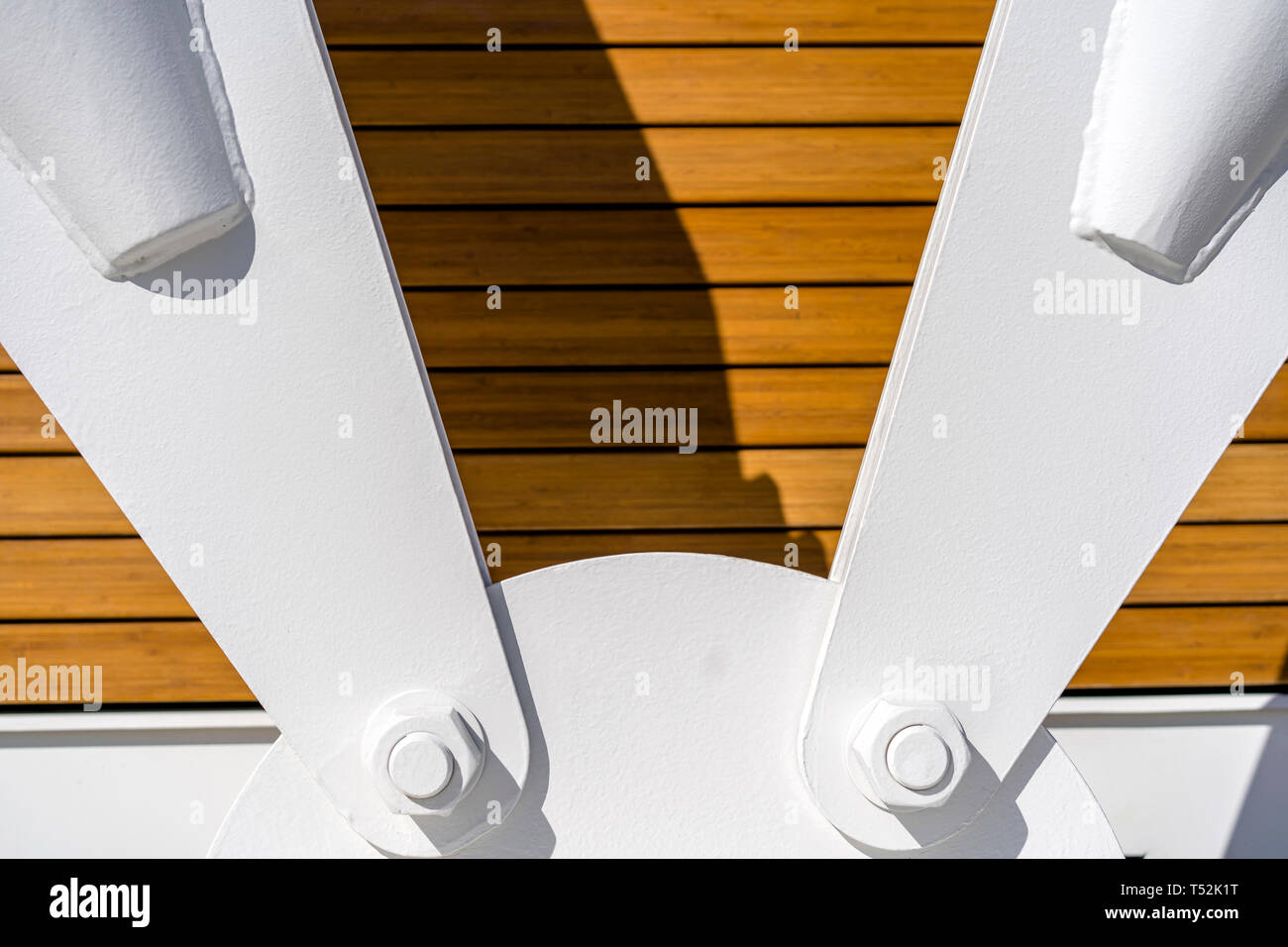 Potente metallici di fissaggio del ponte tirare linee da flange, fissato su una base di ancoraggio con un grande diametro viti filettate e dipinto di bianco contro t Foto Stock