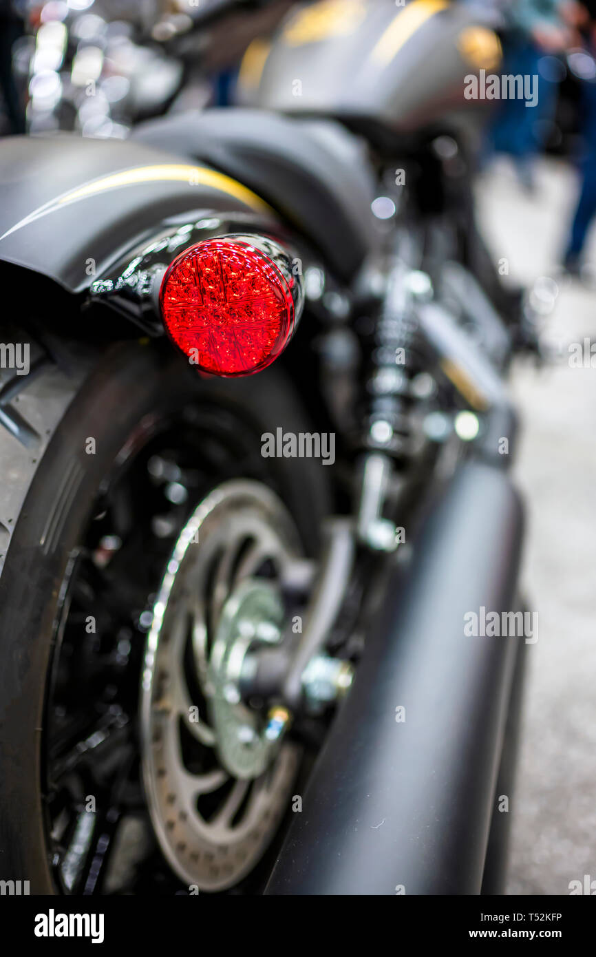 Gioco posteriore e girando la luce di marcatura di un nero moto sportive come il simbolo di una piccola fonte di luce di avvertimento del pericolo di alta velocità la vita mo Foto Stock