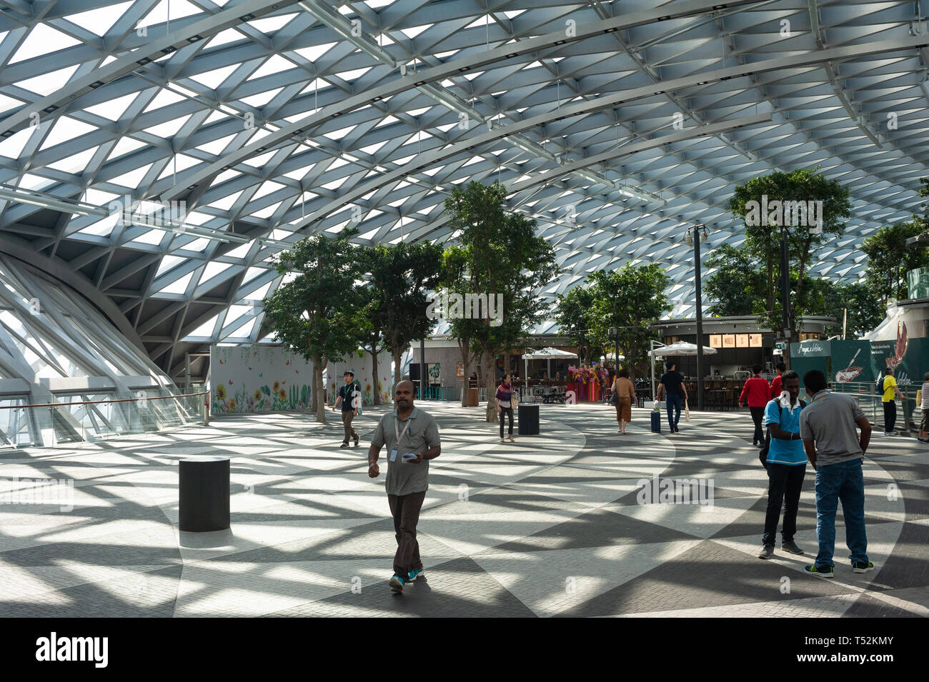 18.04.2019, Singapore, Repubblica di Singapore, in Asia - Vista del nuovo gioiello terminal presso l'Aeroporto Changi, progettato da Moshe Safdie Architects. Foto Stock