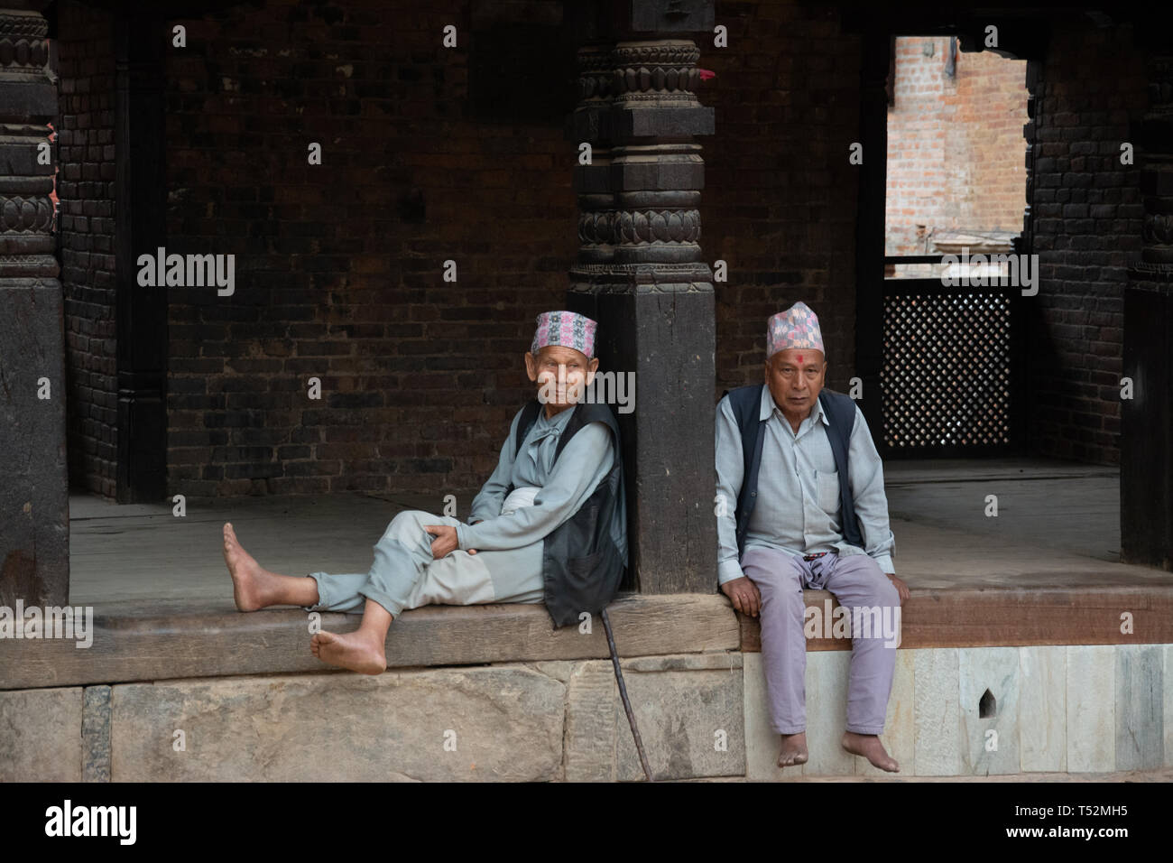 Kathmandu, Nepal - Maggio 06, 2017: due locali uomini nepalese siede rilassanti in Bhaktapur Durbar Square area. Foto Stock