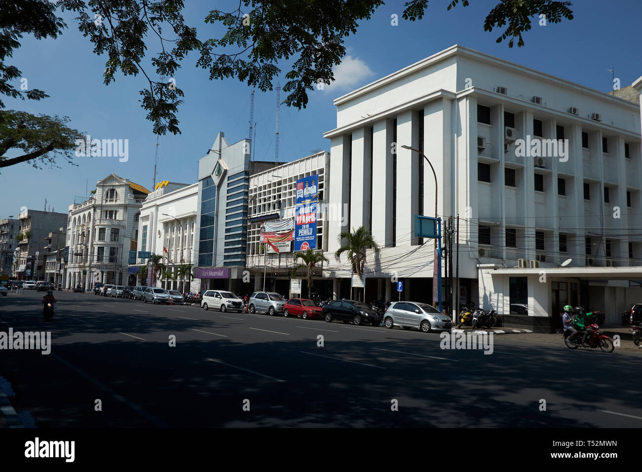 Guardando verso il basso la principale strada del centro, Balaikota, a Medan, Indonesia. Foto Stock