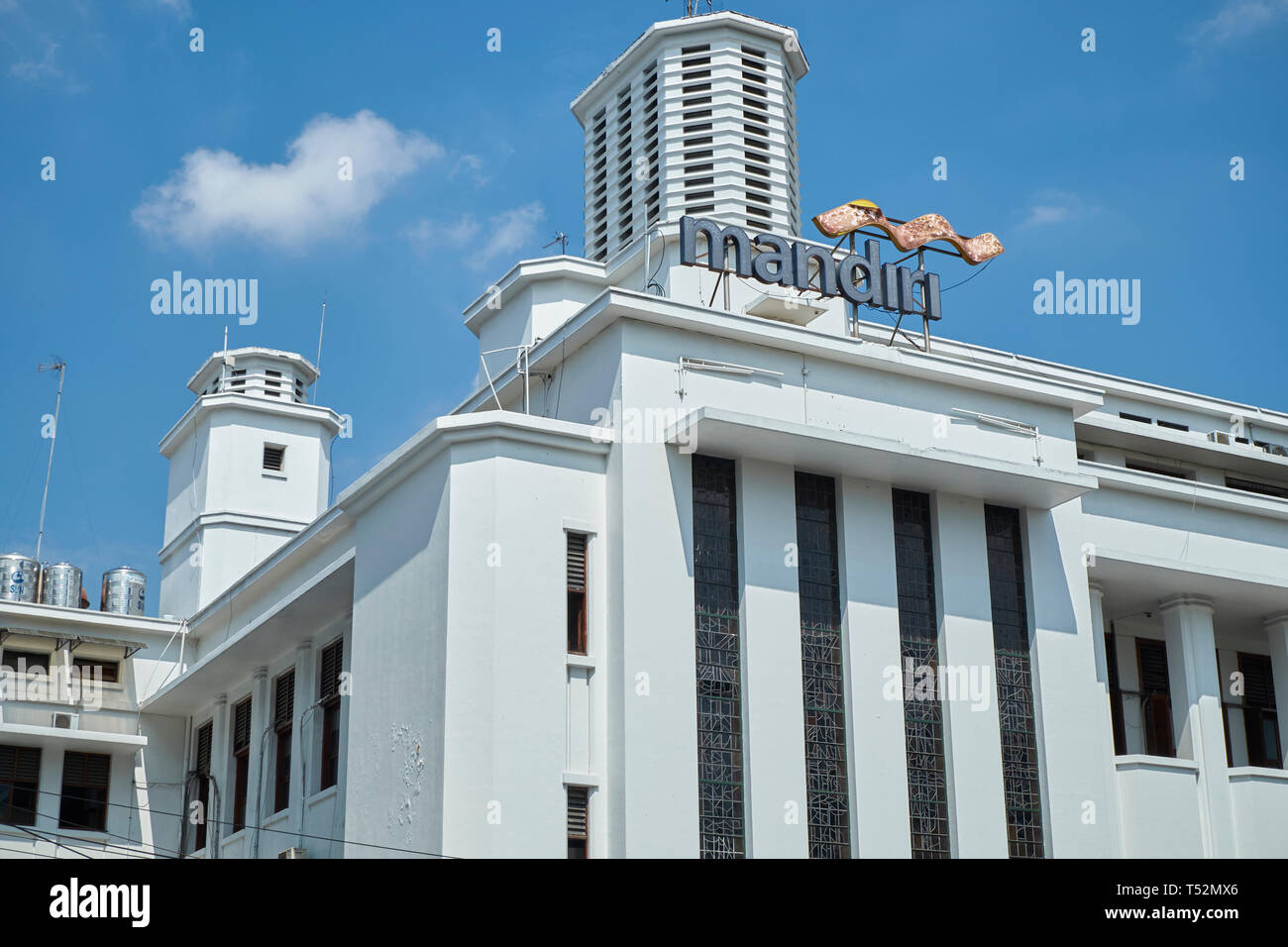 Una vista della vecchia banca Mandiri edificio in stile Art Deco. A Medan, Indonesia. Foto Stock