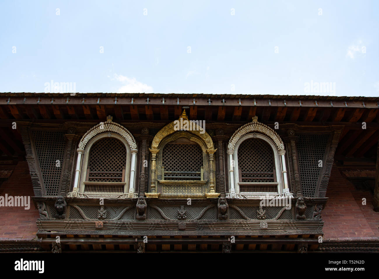Tradizionale in legno intagliato con windows avorio in disegni di Patan Durbar Square in Lalitpur. Foto Stock Tradizionale in legno intagliato con windows avorio in disegni di Patan Durbar Square in Lalitpur. Foto Stock