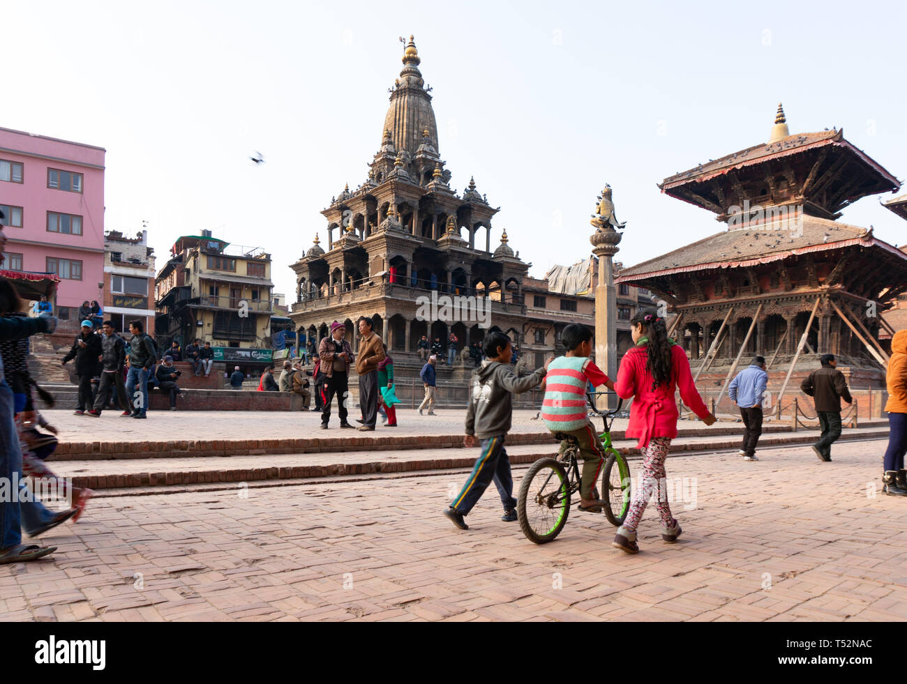 Kathmandu, Nepal - 15 Gennaio 2016: Vista di Krishna Mandir in Patan Durbar Square e alcune persone locali impegnati nella discussione seduti insieme. Foto Stock