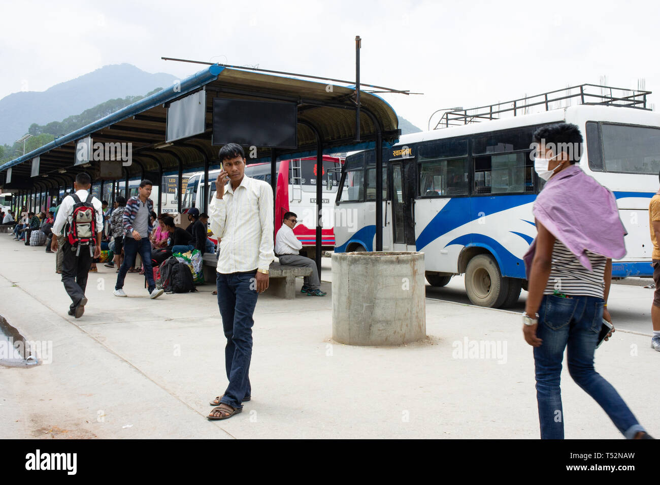 Kathmandu, Nepal - 27 Maggio 2017: vista del nuovo terminal degli autobus nella città. Foto Stock