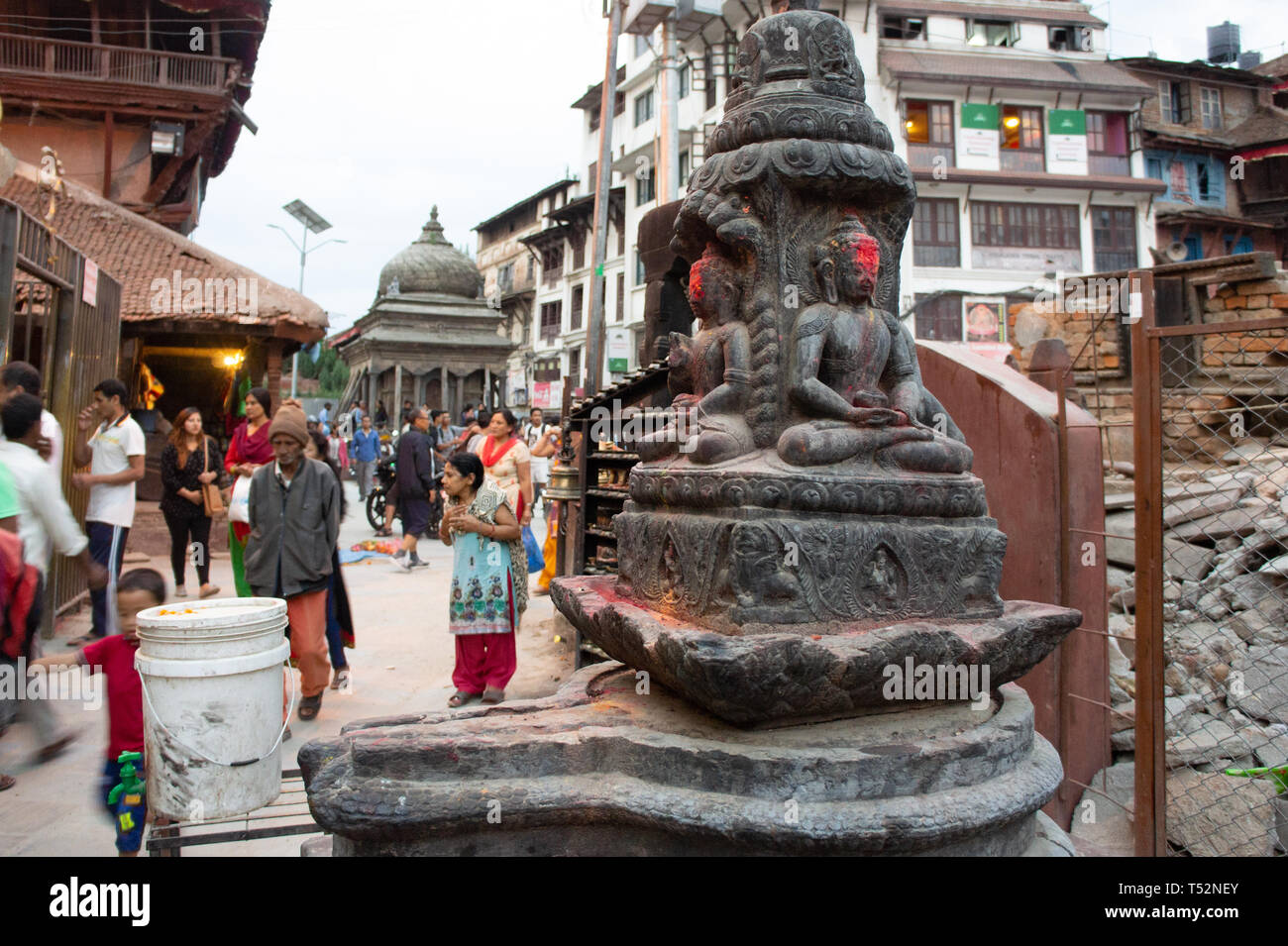 Kathmandu, Nepal - Giugno 02, 2017: buddista chaitya davanti a Ganesh tempio in Basantapur. Foto Stock