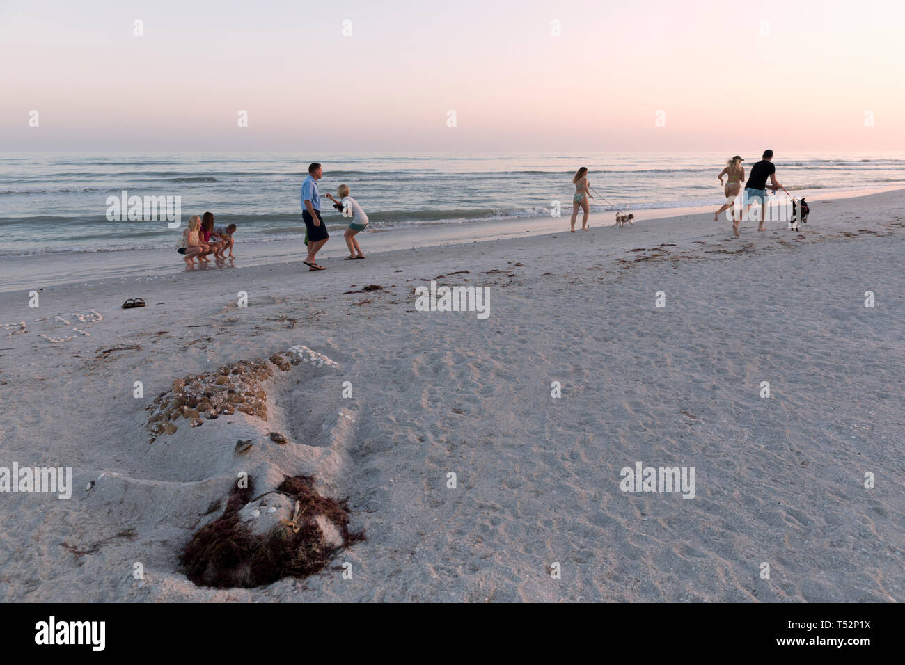 USA, Florida, Sanibel Island, gente sulla spiaggia Foto Stock
