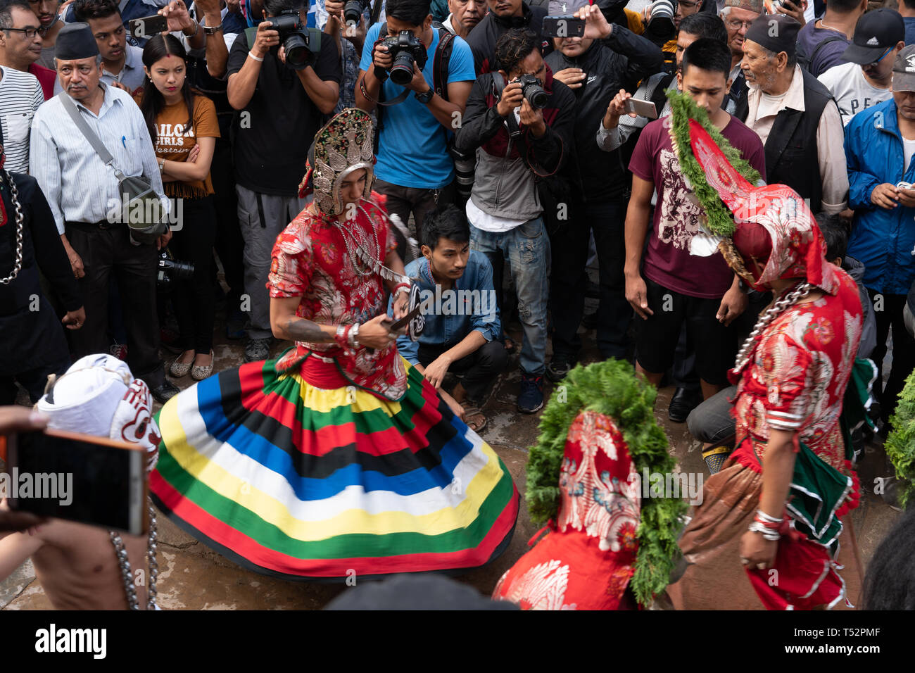 Kathmandu, Nepal - 03 Settembre 2017: Tradizionale mascherata performance di danza prima di erigere un enorme tronco anteriore del Hanumandhoka Palace. Foto Stock