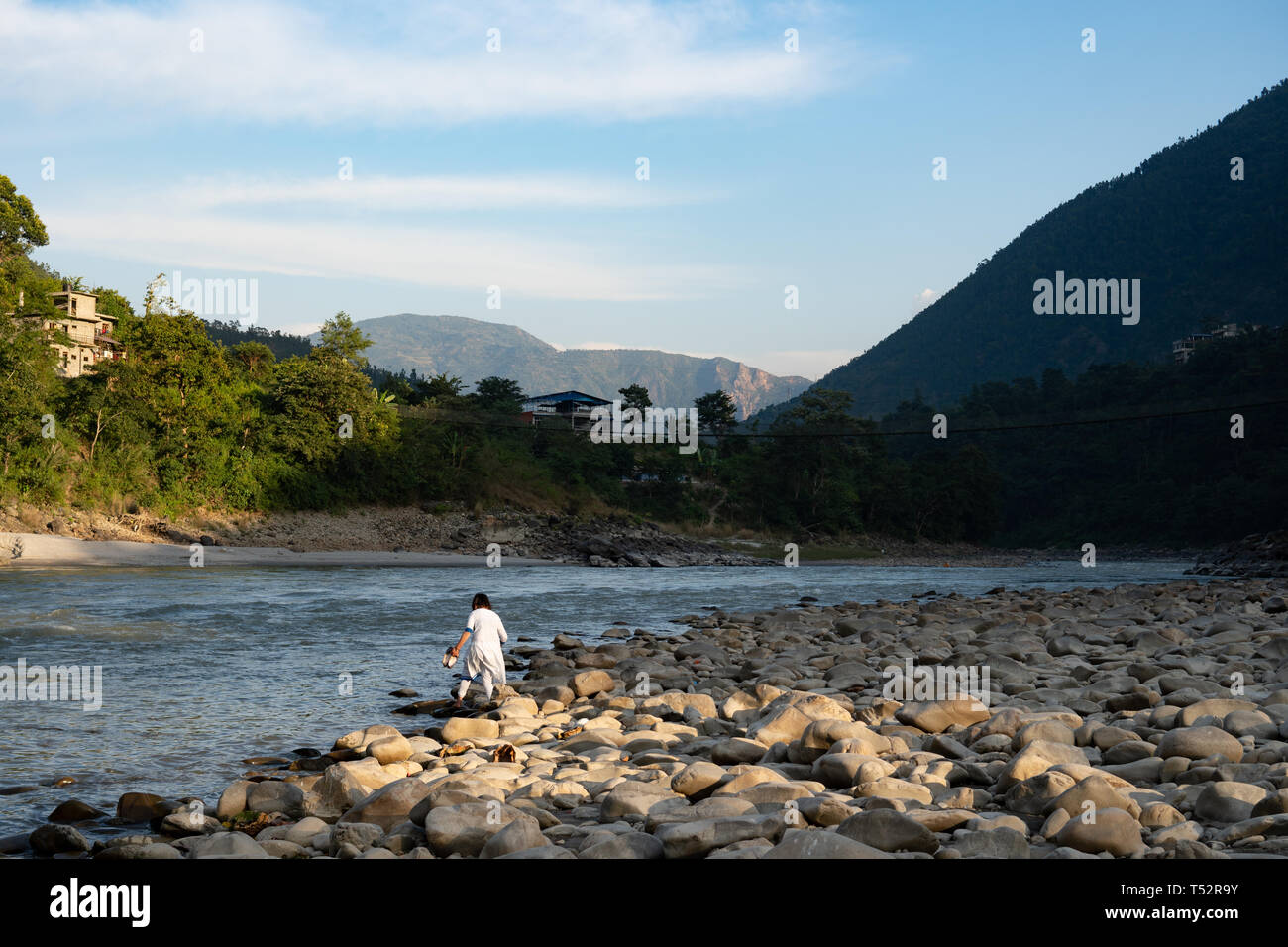 Kathmandu, Nepal - Novembre 04, 2017: donna sconosciuta in abbigliamento casual sulle rive del fiume Trishuli. Foto Stock