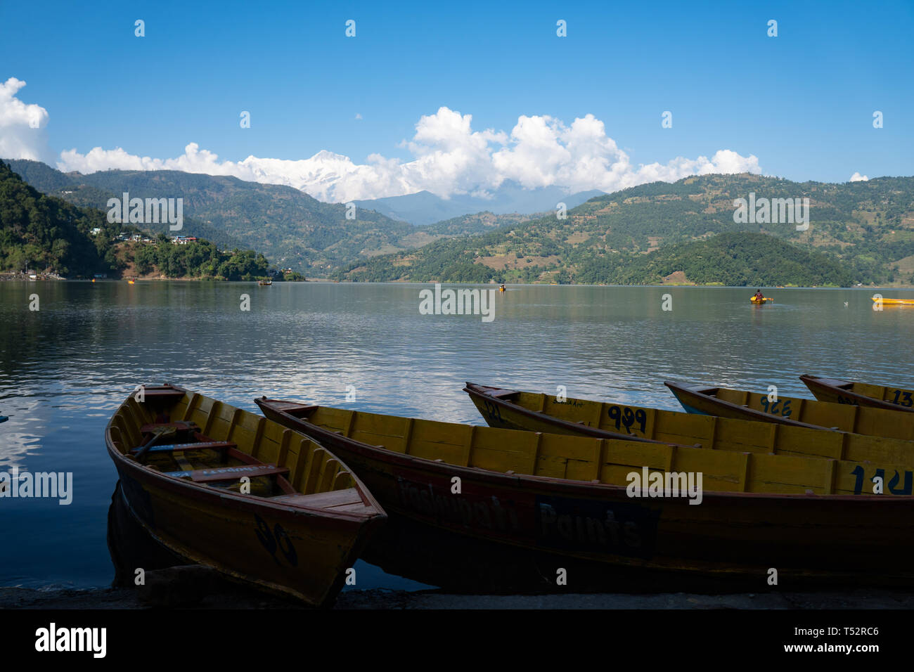 Pokhara, Nepal - Novembre 18, 2017: serene vedute del lago di 'Begna' Taal a Pokhara. Molte barche sono visto parcheggiata e disponibile per la nautica. Foto Stock