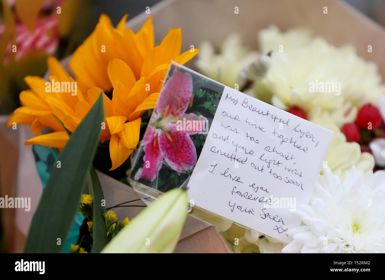 Un messaggio da Sara Canning, il partner di Lyra McKee, con fiori a sinistra alla scena su Fanad Drive, Londonderry, dove l'29-anno-vecchio giornalista è stato girato. Foto Stock