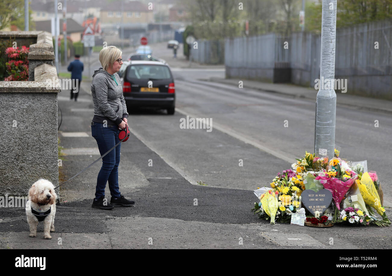 Una donna si ferma a pagare i suoi rispetti alla scena su Fanad Drive, Londonderry, dove 29-anno-vecchio giornalista Lyra McKee è stato girato. Foto Stock