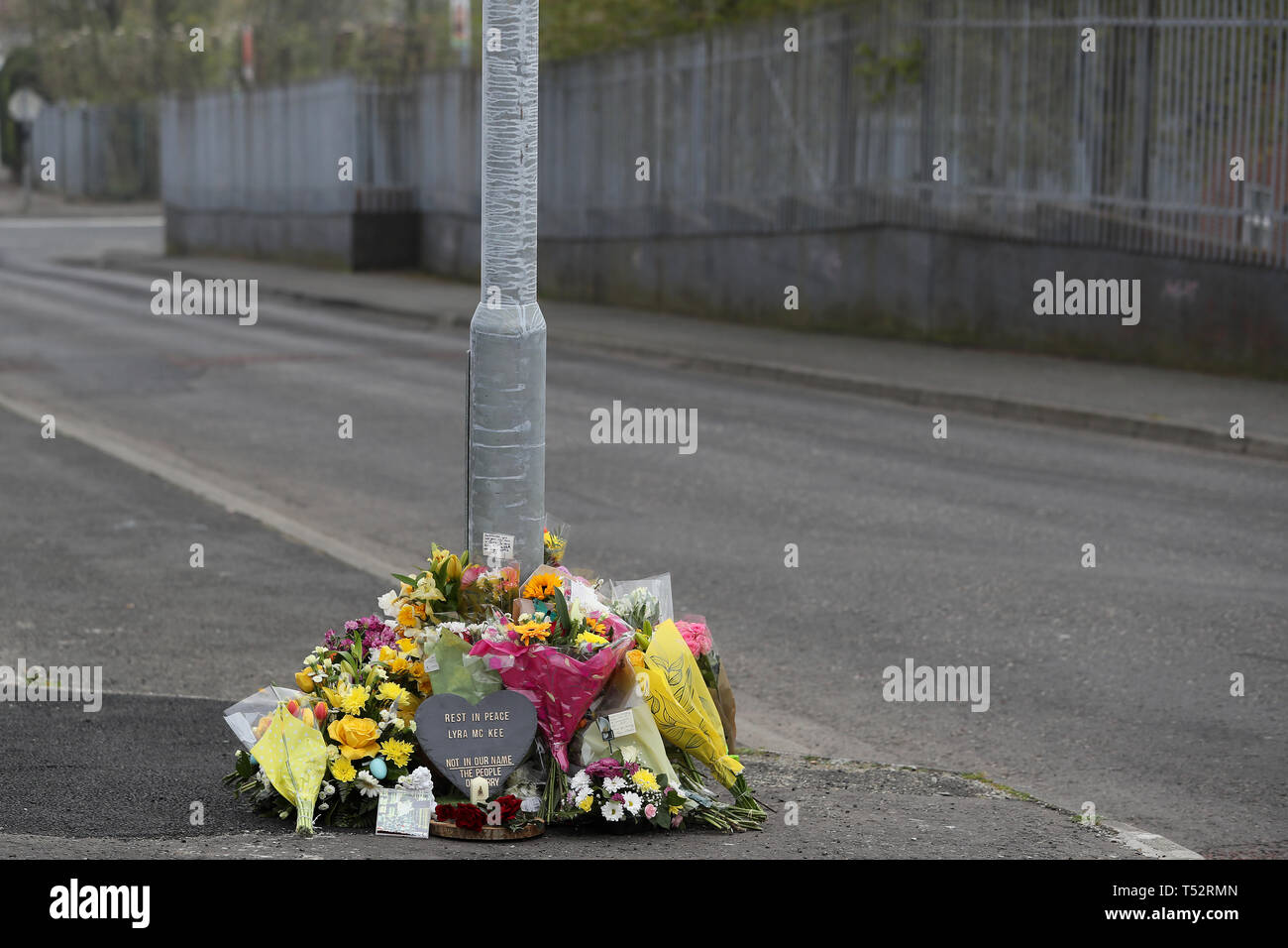 Fiori a sinistra la scena su Fanad Drive, Londonderry, dove 29-anno-vecchio giornalista Lyra McKee è stato girato. Foto Stock