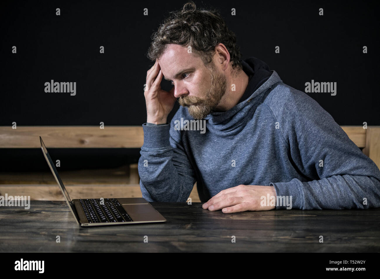 I baffi hipster con la barba lavora al computer Foto Stock