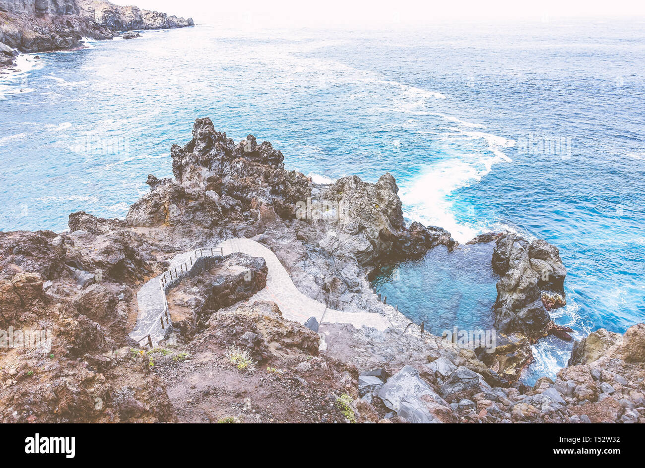Panoramica di Tenerife, isole canarie piscina di acqua di mare naturale nell'oceano atlantico Foto Stock