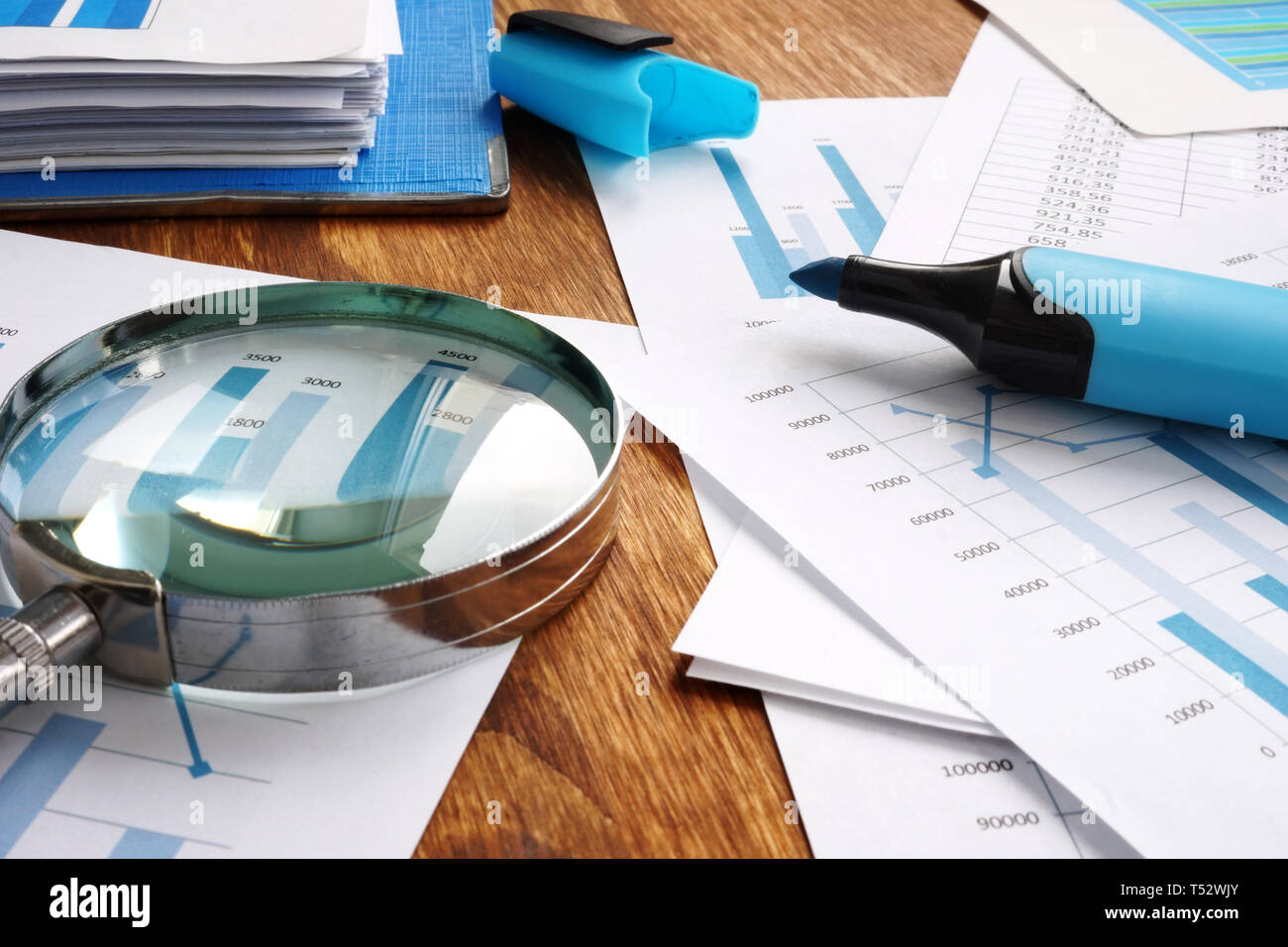 Audit e contabilità finanziaria concetto. Ingrandimento e business report. Foto Stock