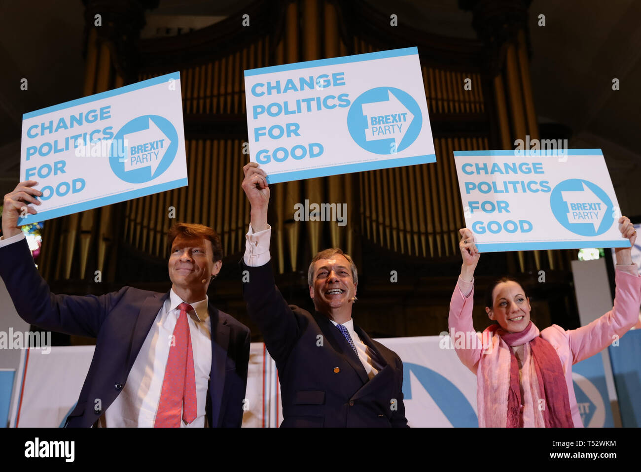 (Da sinistra a destra) partito presidente Richard Tice, Nigel Farage e Annunziata Rees-Mogg a un partito Brexit rally presso la Albert Hall Conference Centre di Nottingham. Foto Stock