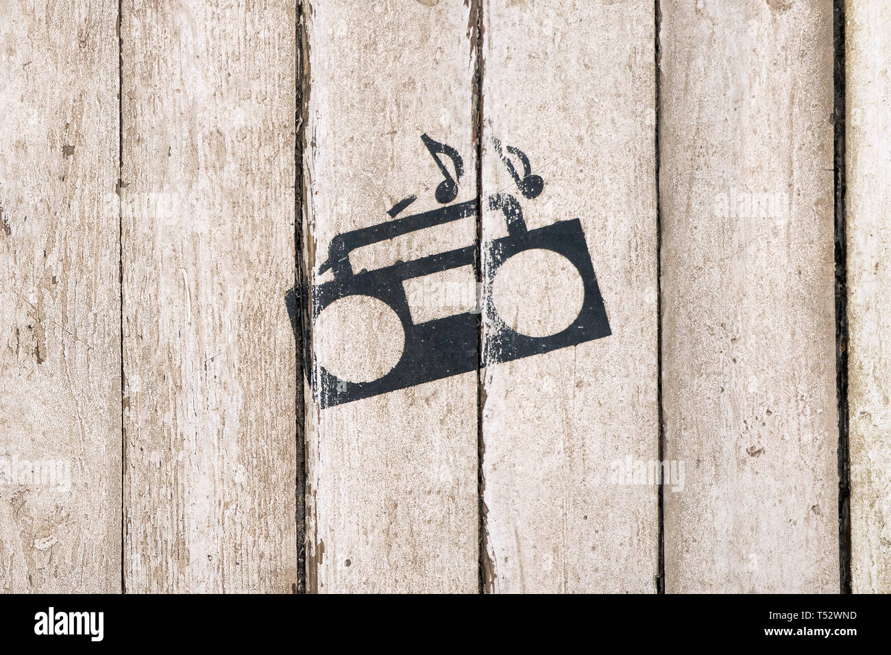 Riproduzione di musica di segno e simbolo. Registratore a nastro con note su sfondo di legno. Servizio di consegna a domicilio. Bar, cura, night club interno. Vintage, in stile country Foto Stock