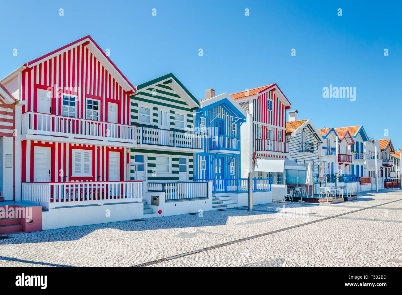 Costa Nova, Portogallo: a strisce colorate case Palheiros chiamato con il rosso, il blu e il verde a righe. Costa Nova do Prado è un beach village resort su Atla Foto Stock