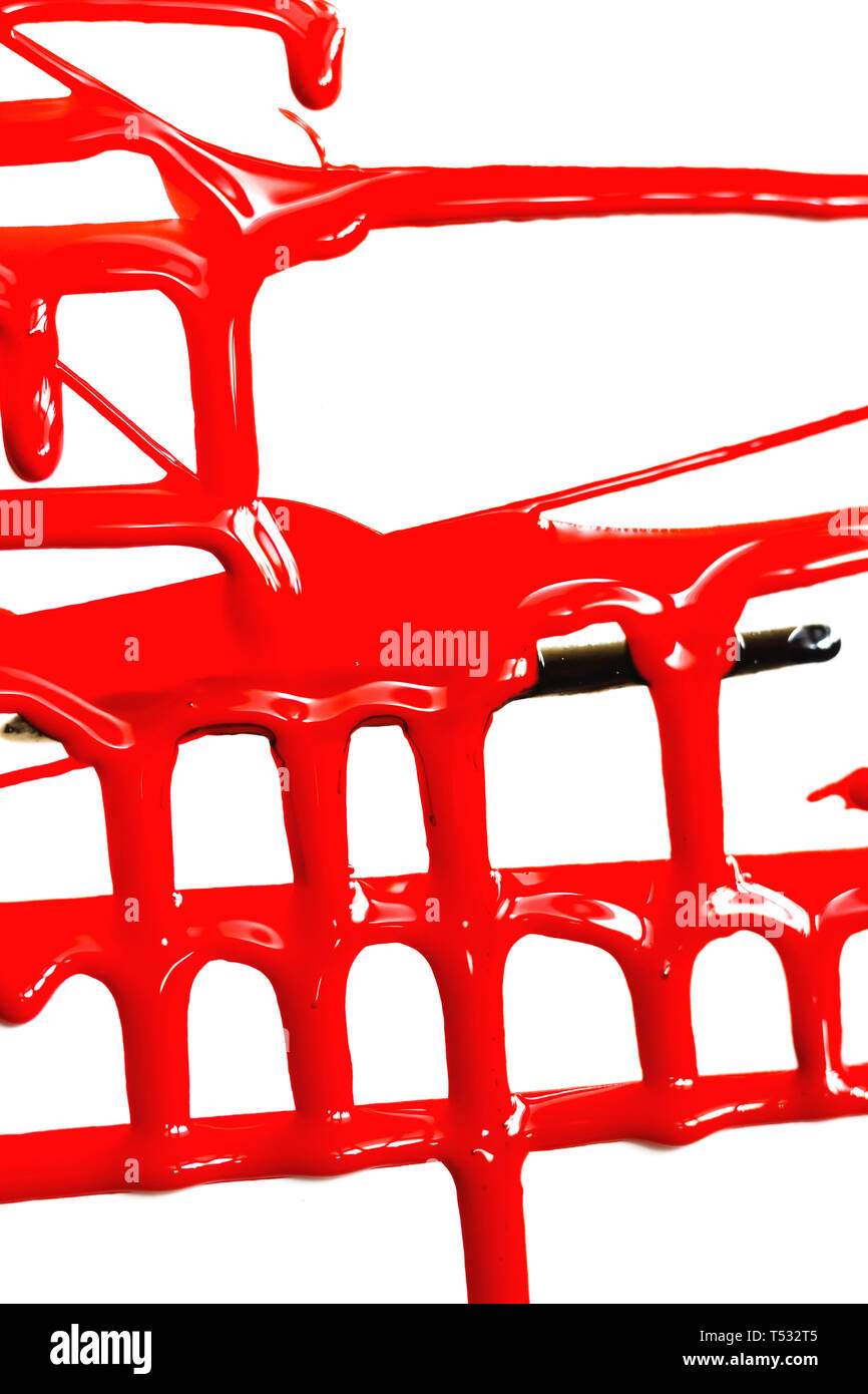 Flussi di rosso vernice spessa su sfondo bianco Foto Stock