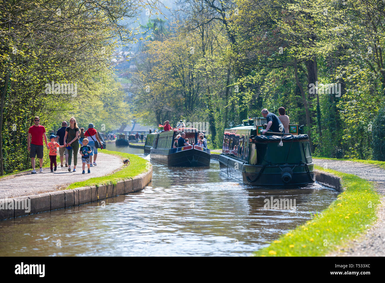 Giornata intensa sul canal vicino a Llangollen con famiglie camminando sul percorso di traino e imbarcazioni strette facendo gite in barca, Wales, Regno Unito. Foto Stock