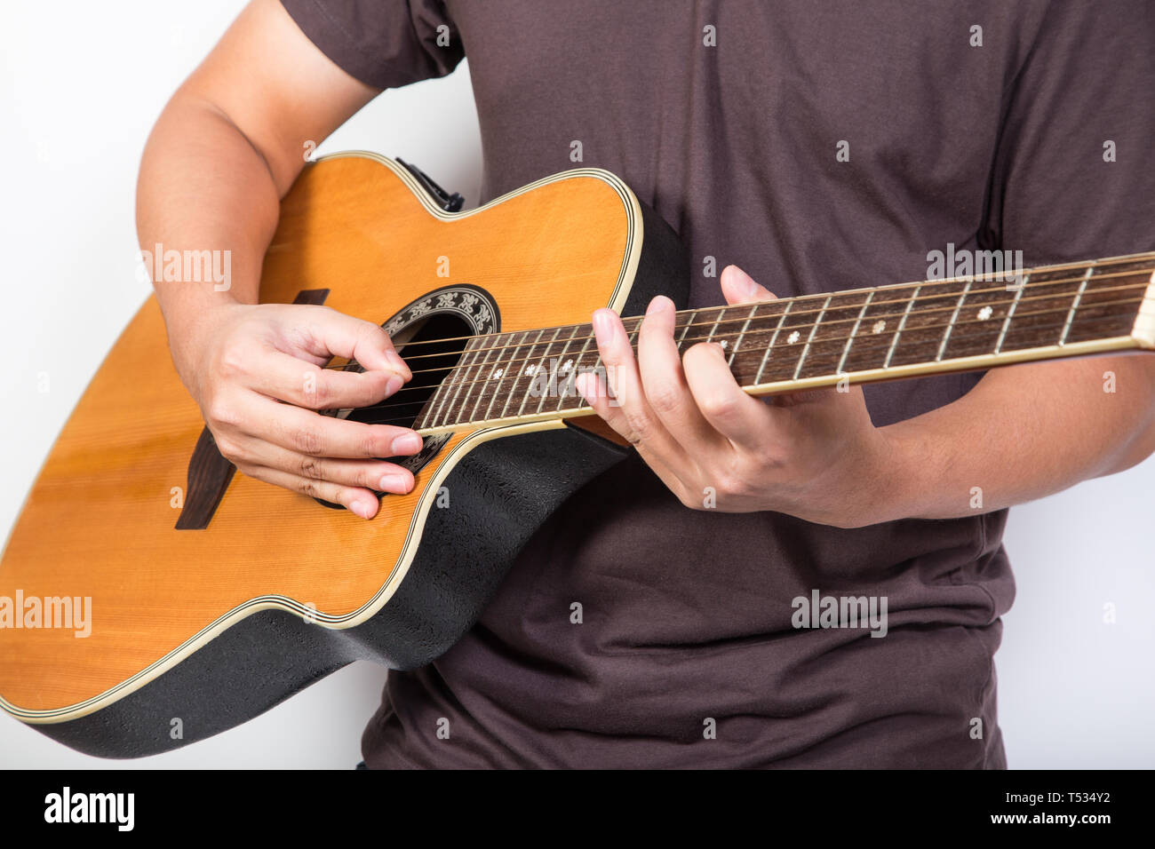 L'uomo gioca chitarra acustica su sfondo bianco close up shot Foto Stock