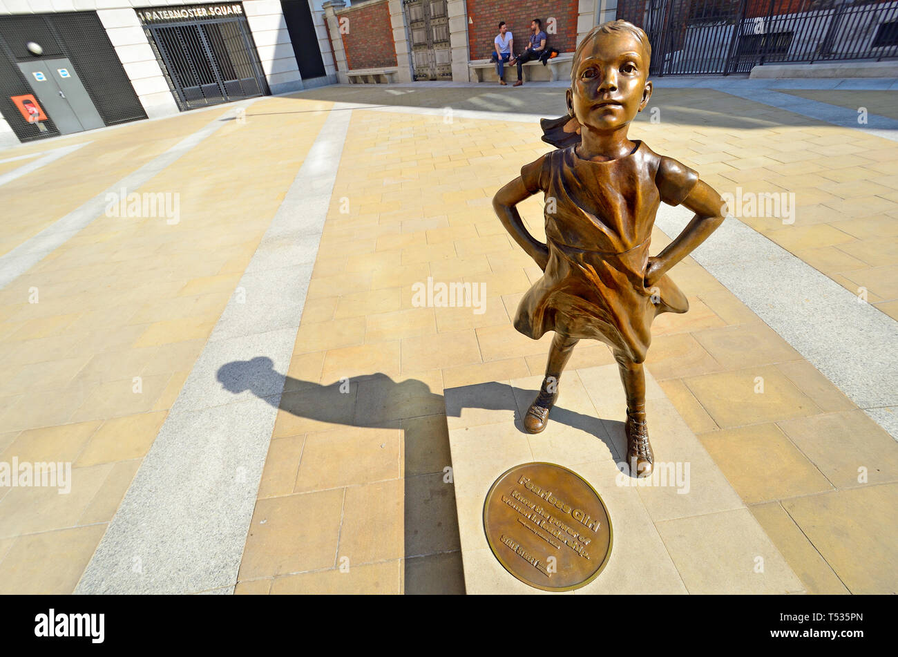 Londra, Inghilterra, Regno Unito. "Fearless Girl' statua (Kristen Visbal, 2019) copia dell'originale (2017) di New York. Svelata in Paternoster square da Stato St Foto Stock