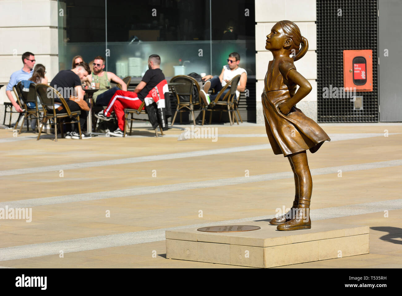 Londra, Inghilterra, Regno Unito. "Fearless Girl' statua (Kristen Visbal, 2019) copia dell'originale (2017) di New York. Svelata in Paternoster square da Stato St Foto Stock