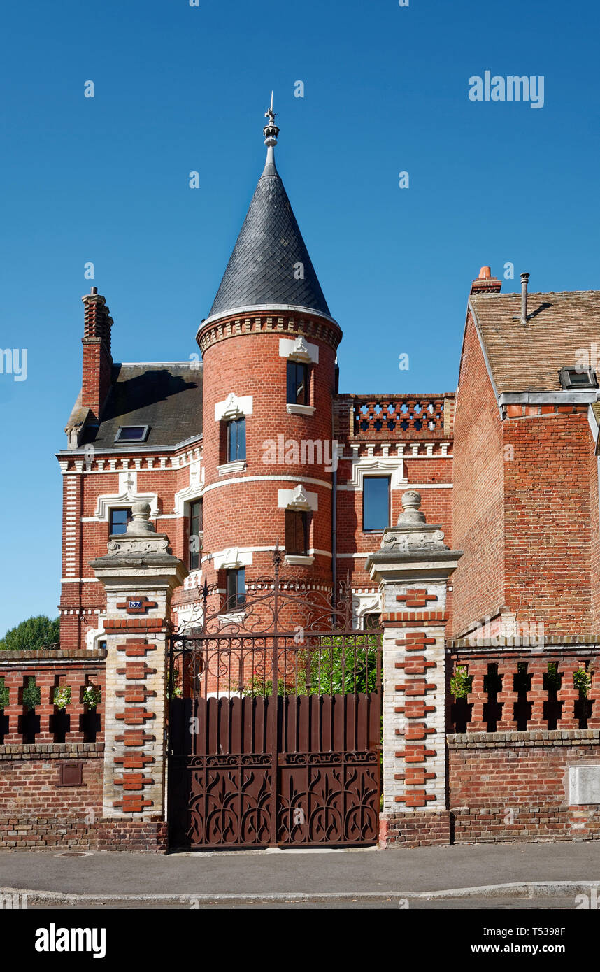 Vecchia casa di mattoni rossi, round tower, tetto conico, porta di legno, mattoni mezza parete, attraente, Les Andelys; Francia; Normandia; estate, verticale Foto Stock