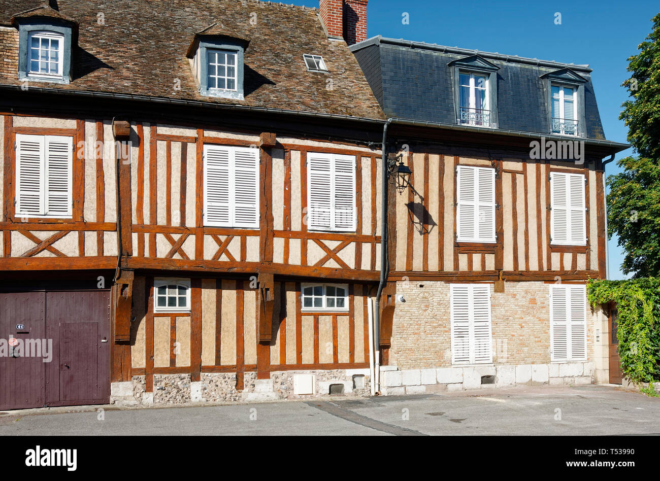 2 semi-case con travi di legno, vecchi edifici, piccola città, Les Andelys; Francia; Normandia; estate, orizzontale Foto Stock