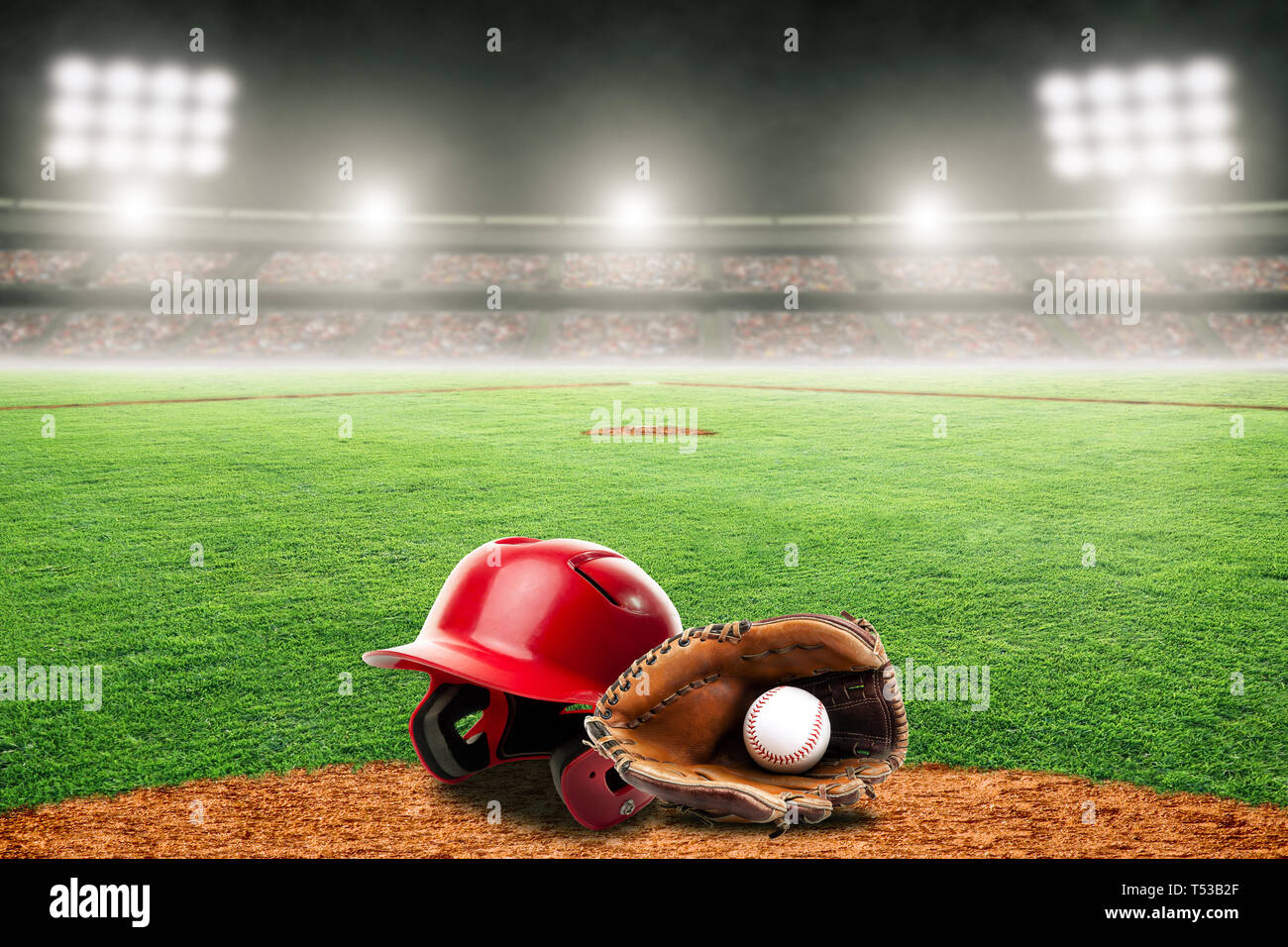 Casco di baseball, il guanto e la palla sul campo in luminose outdoor stadium. Messa a fuoco su oggetti in primo piano e la profondità di campo sullo sfondo e copiare lo spazio. Foto Stock