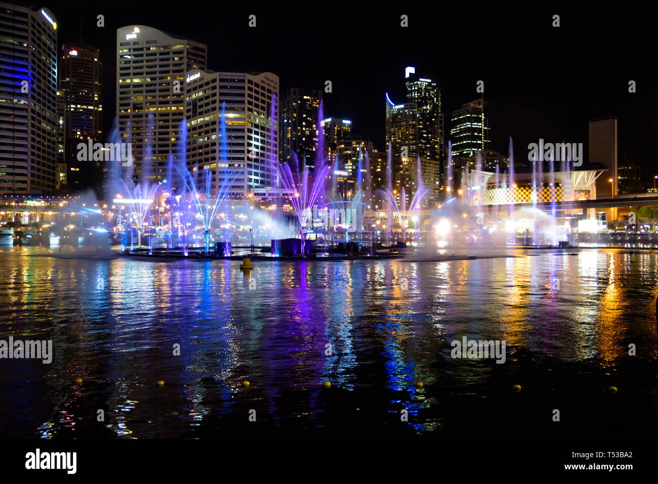 La luce dell'acqua mostrano in Darling Harbour per vivaci Festival di Sydney Foto Stock