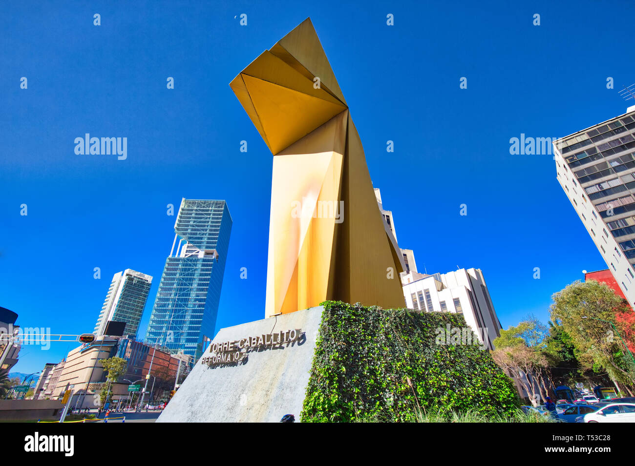 Città del Messico, Messico-10 Dicembre, 2018: punto di riferimento El Caballito monumento situato nei pressi di Torre Caballito e Paseo de Reforma Avenue a Città del Messico Foto Stock