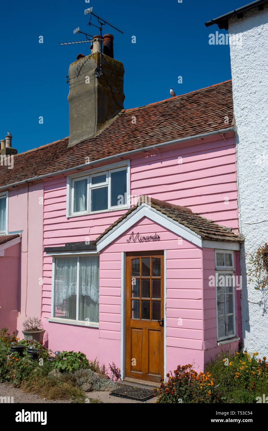 Casa rosa di nome Miranda a Heybridge Basin, Essex, Regno Unito, in una luminosa giornata di sole. Esterno tradizionale cottage in legno di clapboard Foto Stock
