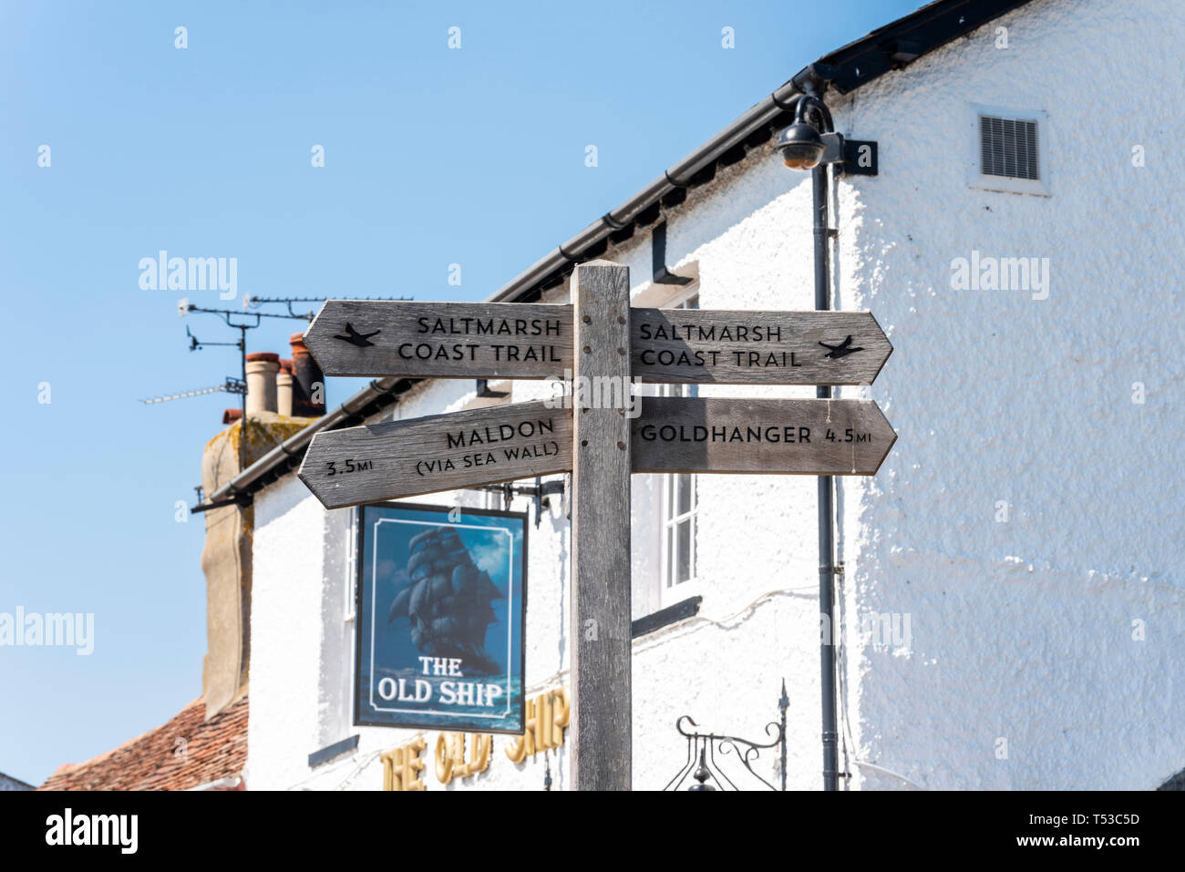 Saltmarsh Coast Trail e destinazione locale a signpost Heybridge Basin, Essex, Regno Unito su una luminosa giornata di sole. Goldhanger e direzioni Maldon Foto Stock