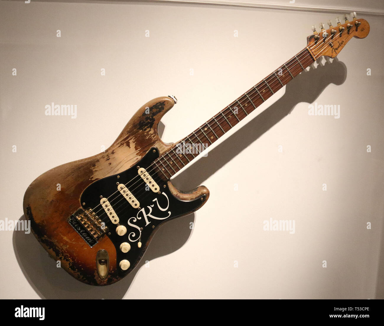 Aprile 20, 2019 - New York, New York, Stati Uniti - Il "numero uno" Composite Stratocaster STEVIE RAY VAUGHAN sul display in "Play forte: Strumenti di Rock and Roll' presentano presso il Metropolitan Museum of Art. (Credito Immagine: © Nancy Kaszerman/ZUMA filo) Foto Stock