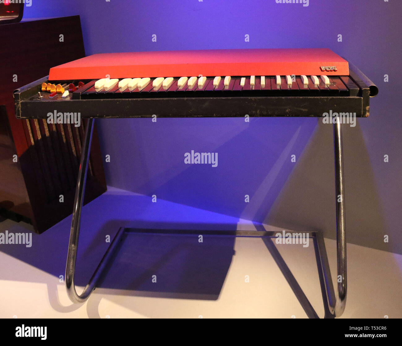 Aprile 20, 2019 - New York, New York, Stati Uniti - VOX CONTINENTAL organo  elettrico di proprietà di Ray Manzarek dalle porte, sul display in "Play  forte: Strumenti di Rock and Roll'