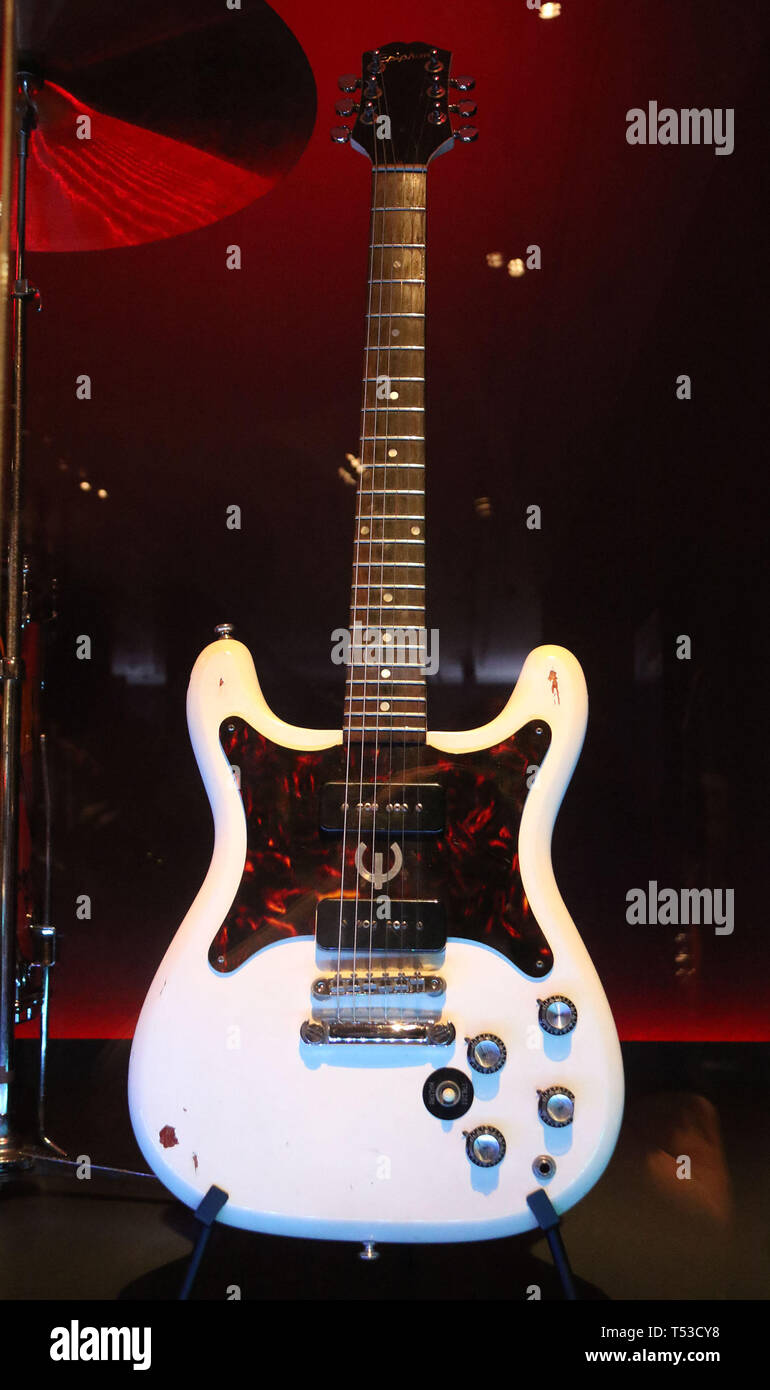 Aprile 20, 2019 - New York, New York, Stati Uniti - 'WILSHIRE' Epifania Chitarra elettrica posseduta da entrambi Roger Daltrey e Pete Townshend dell'OMS, sul display in "Play forte: Strumenti di Rock and Roll' presentano presso il Metropolitan Museum of Art. (Credito Immagine: © Nancy Kaszerman/ZUMA filo) Foto Stock