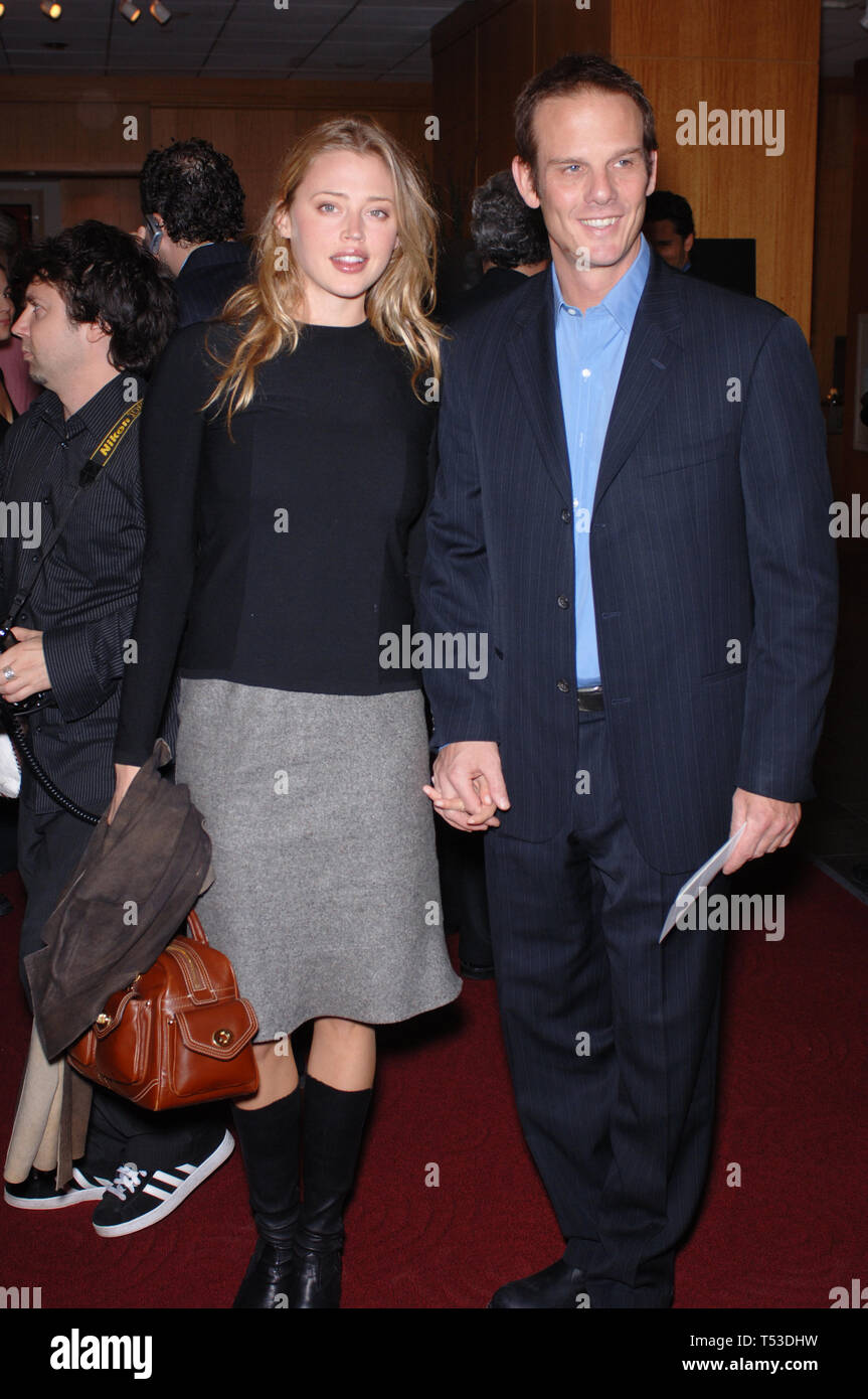 LOS ANGELES, CA. Dicembre 20, 2005: attrice ESTELLA WARREN & fidanzato attore Peter Berg in corrispondenza di un settore di screening per Monaco di Baviera. © 2005 Paul Smith / Featureflash Foto Stock