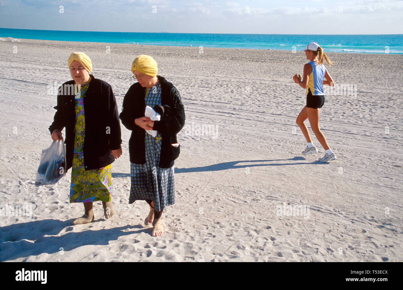 Miami Beach Florida,Atlantic Ocean Ortodossi Ebrei passando donna,femmina,donne,donna femminile donne,jogger,joggers,jogging,corridore,runners,corsa,esercizio, Foto Stock