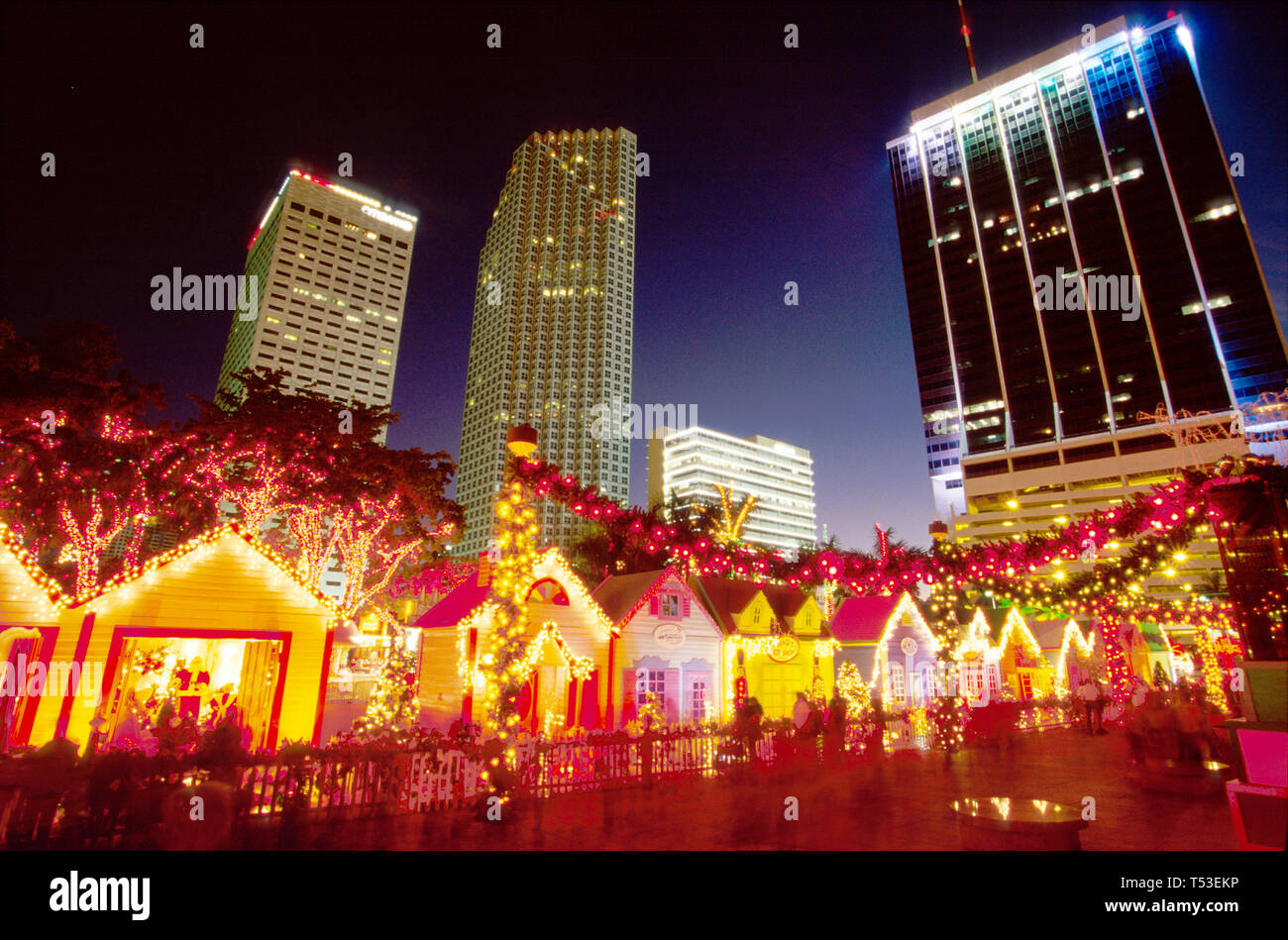 Miami Florida,Bayfront Park,area pubblica,ricreazione,prodotti di illuminazione natalizia Holiday Village,esposizione skyline della città,centro,centro città,edificio Foto Stock
