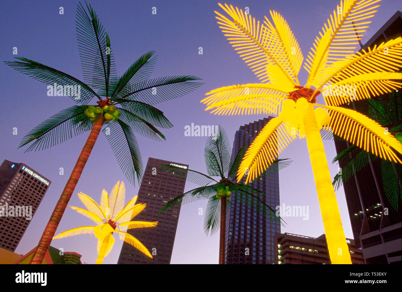 Miami Florida,Bayfront Park,area pubblica,ricreazione,Holiday Village prodotti di illuminazione di Natale,mostra palme di plastica skyline della città,centro,città c Foto Stock