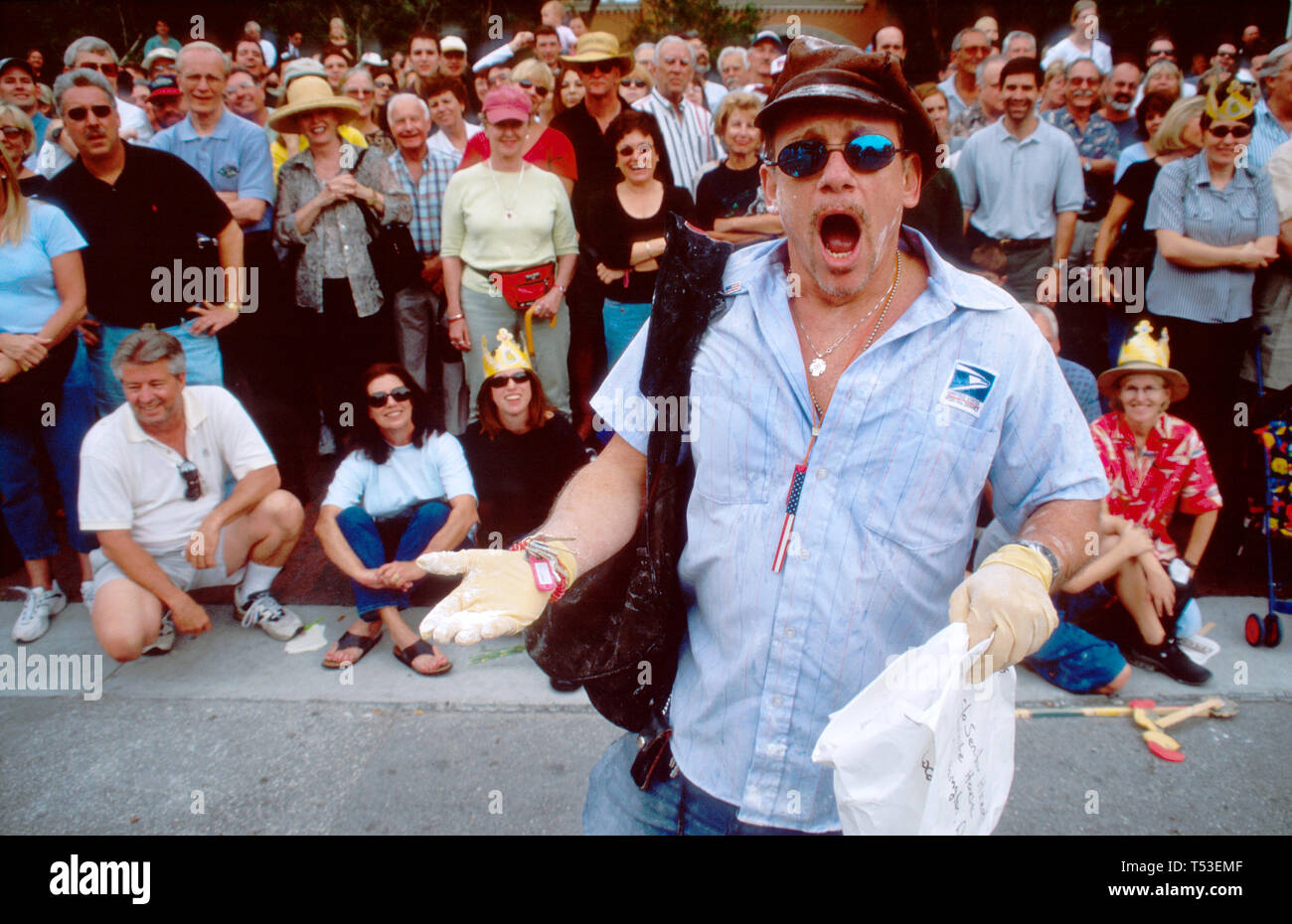 Florida Coconut Grove King Mango puntone annuale parata di parodia e satira mailman lancia antrace sulla folla, i visitatori di viaggio turistico tour touri Foto Stock
