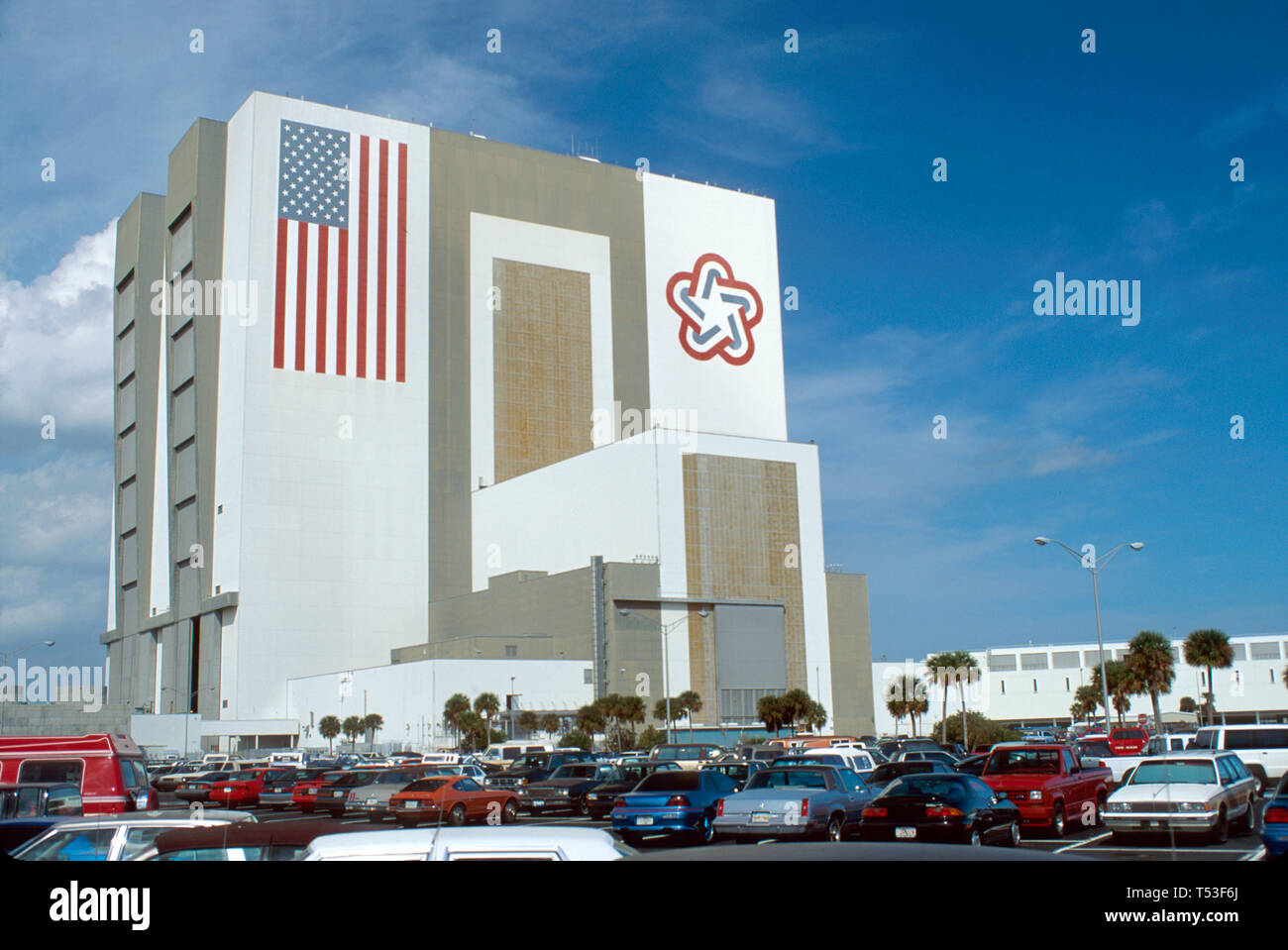 Florida Kennedy Space Center Spaceport USA Vehicular Assembly building, parcheggio, parcheggio auto, parcheggio, auto, bandiera, logo Bicentennial, simbolo, marchio, ide Foto Stock