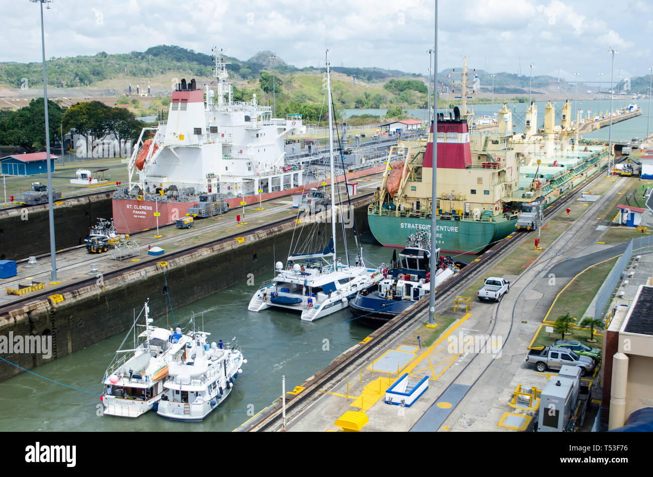 Diversi tipi di navi in transito attraverso il canale di Panama Foto Stock