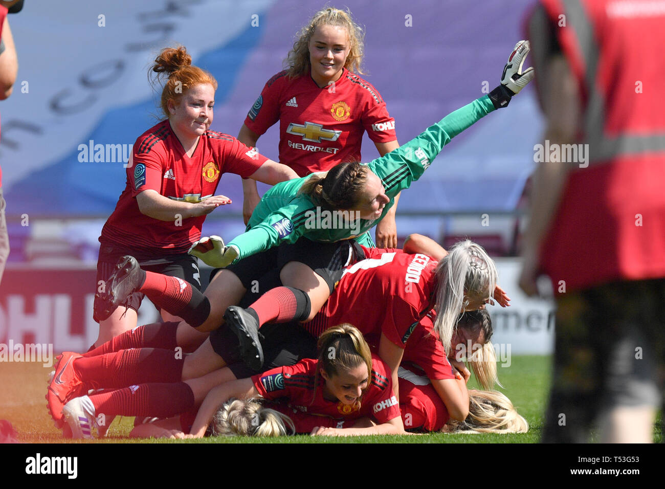 Il Manchester United festeggia dopo il fischio finale durante il FA campionato delle donne corrispondono a Leigh Sports Village. Foto Stock
