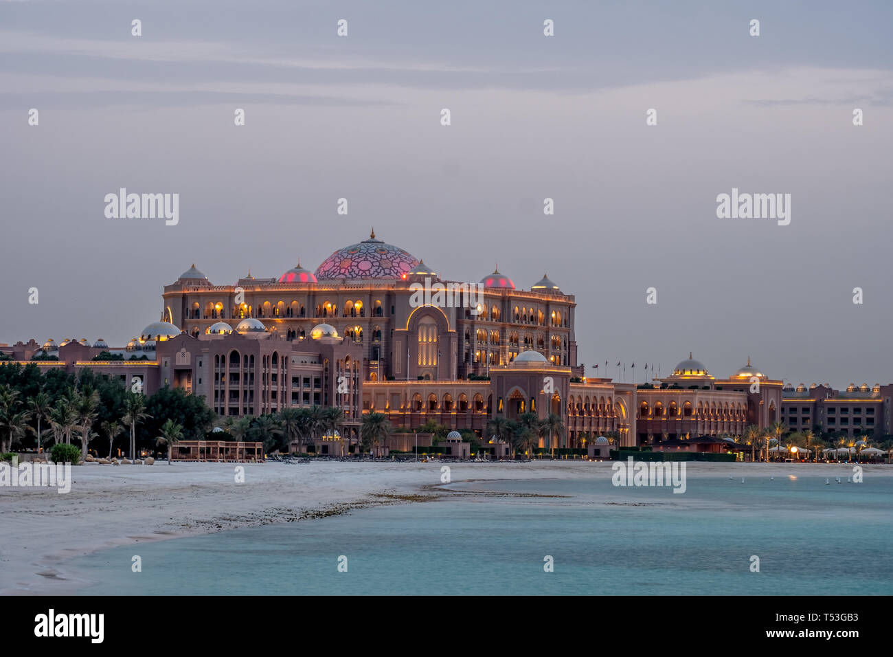 Vista serale di Emirates Palace, Abu Dhabi, Emirati arabi uniti Foto Stock
