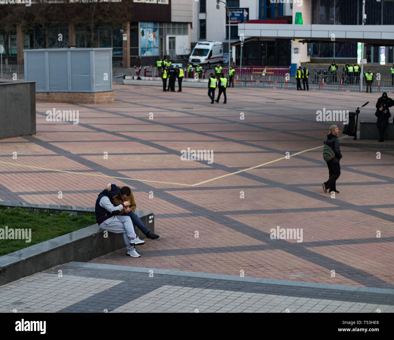 Due amici sono guarda live aria vicino vicino a Kyiv Olympiyskiy Stadium al dibattito presidenziale evento. Folla e corpi di polizia in azione. Foto Stock